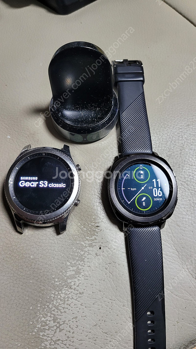 삼성 갤럭시 워치 기어3와 갤럭시 스포츠 5만.태블릿 2대(부품용)2.5만.휴대폰 거치대 1만.착불--0